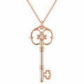 Collana con Pendente a Chiave in Oro Rosa con Diamante